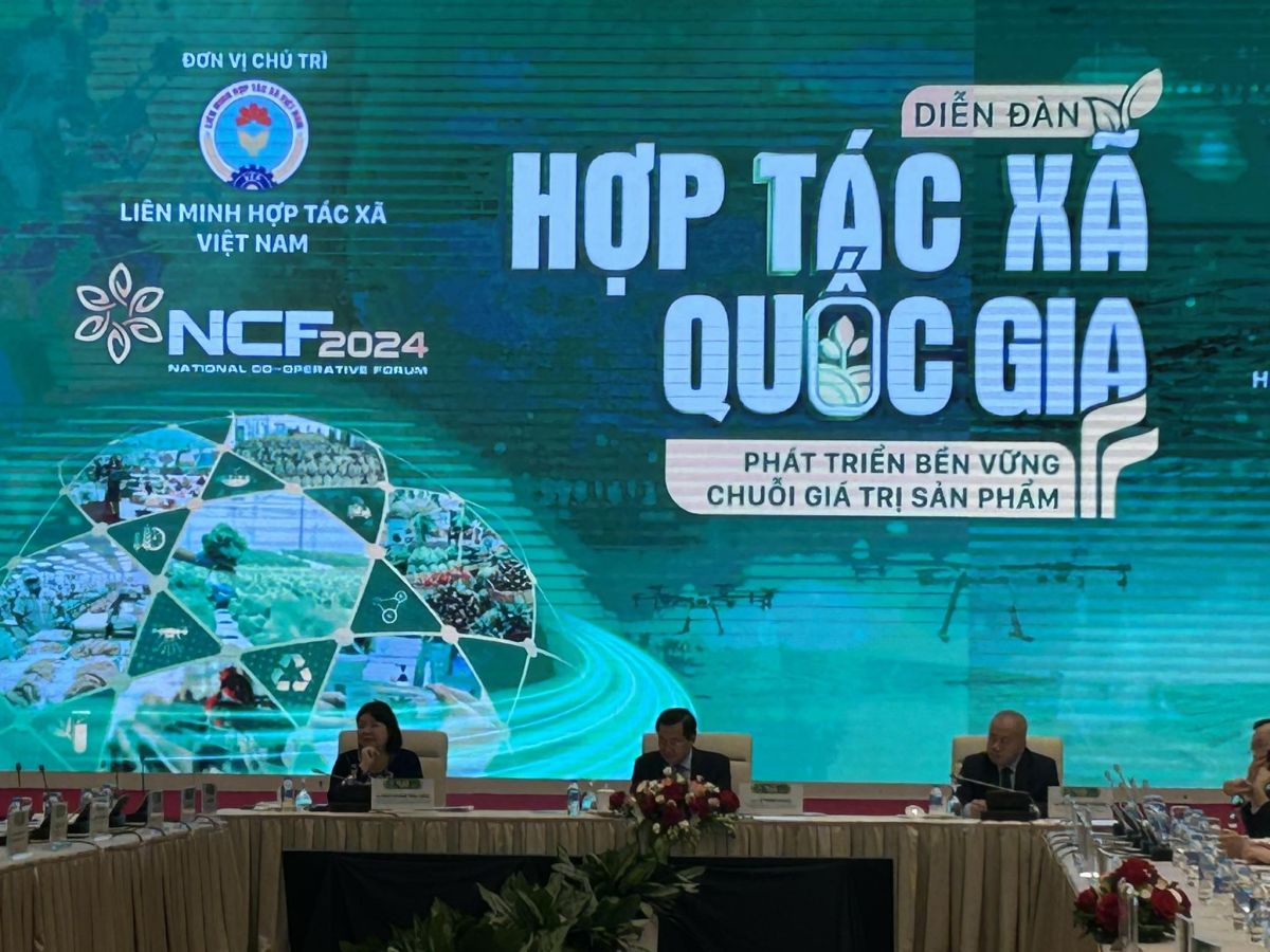 Diễn đàn Hợp tác xã quốc gia với chủ đề 'Phát triển bền vững chuỗi giá trị sản phẩm' có sự tham dự của Phó Thủ tướng Chính phủ Lê Minh Khái (giữa).