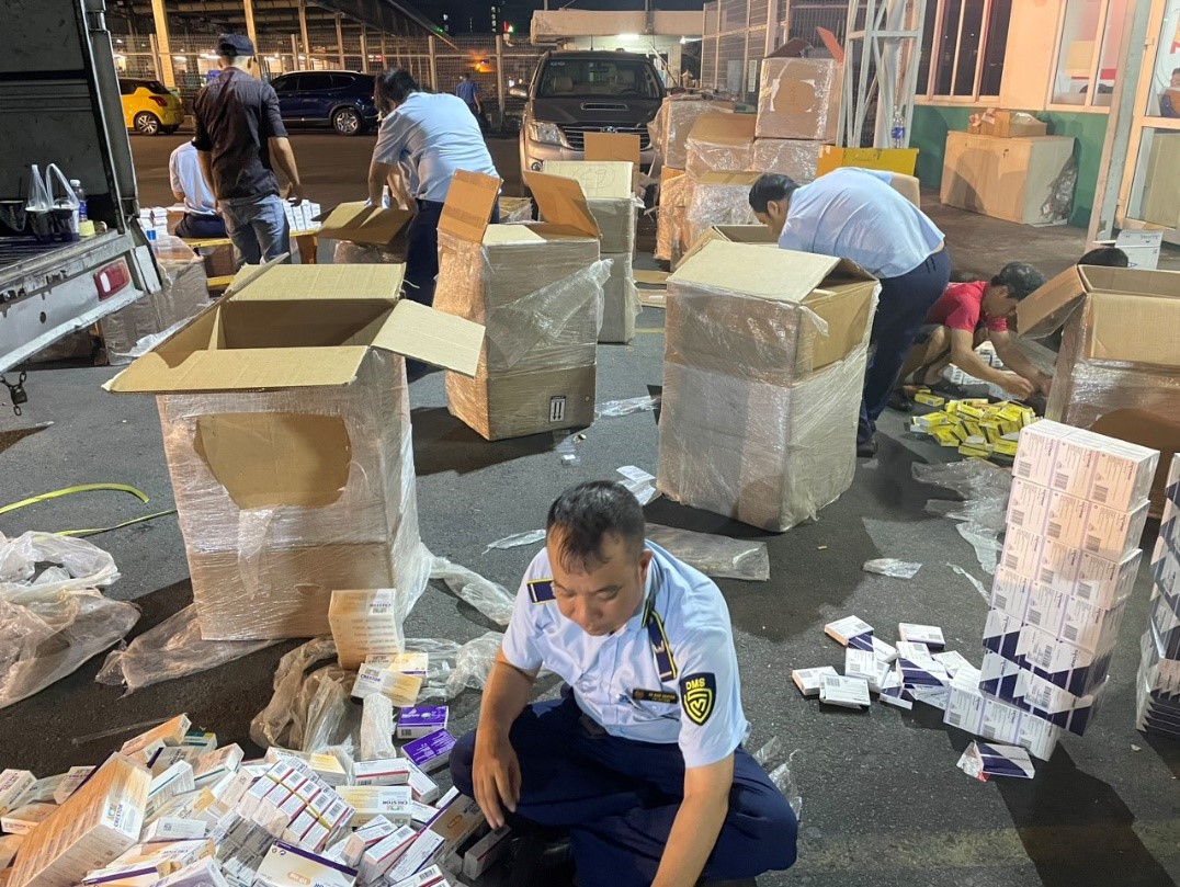 Tạm giữ hơn 18.000 hộp thuốc tân dược tại khuôn viên kho Quốc nội Sân bay tân Sơn Nhất