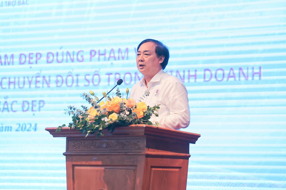 Ông Hà Đình Bốn – Chủ tịch Hội Đào tạo – Phát triển nghề làm đẹp Việt Nam phát biểu khai mạc chương trình