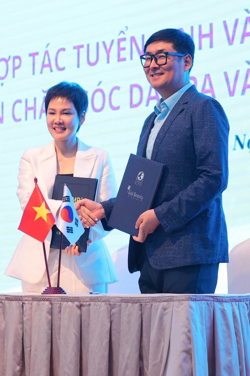Bà Phan Thị Tuyết Thơm - Trưởng Ban Tổ chức chương trình, Trưởng ban Chăm sóc da –Spa, Giám đốc Công ty TNHH TMDV Asena ký ký kết ghi nhớ hợp tác phát triển bền vững về đào tạo.