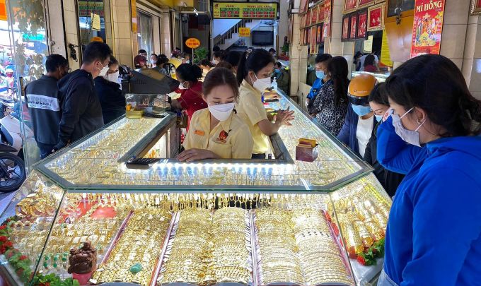Giá vàng hôm nay 17/5: Vàng tăng chóng mặt rồi đột ngột giảm sâu