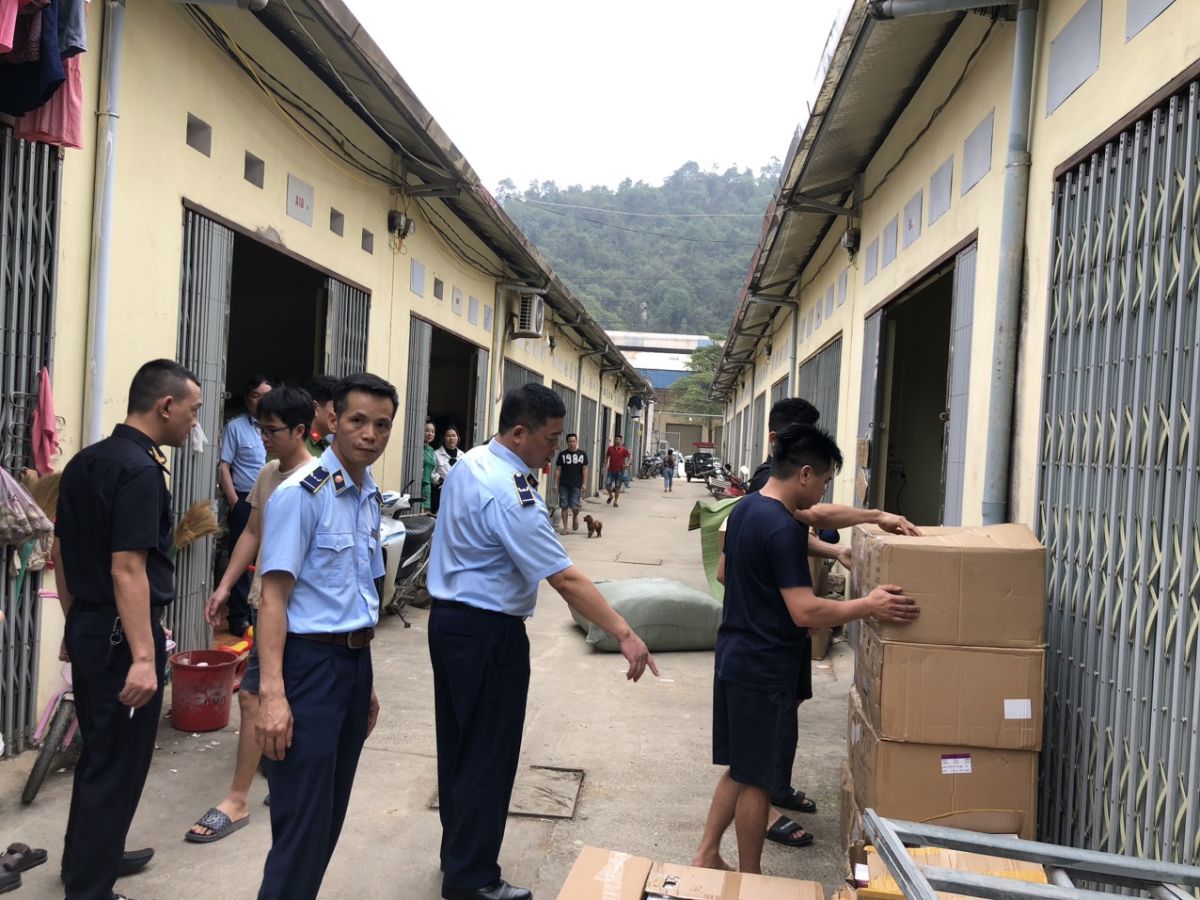 Lực lượng chức năng tỉnh Lạng Sơn kiểm tra tại kho hàng vi phạm