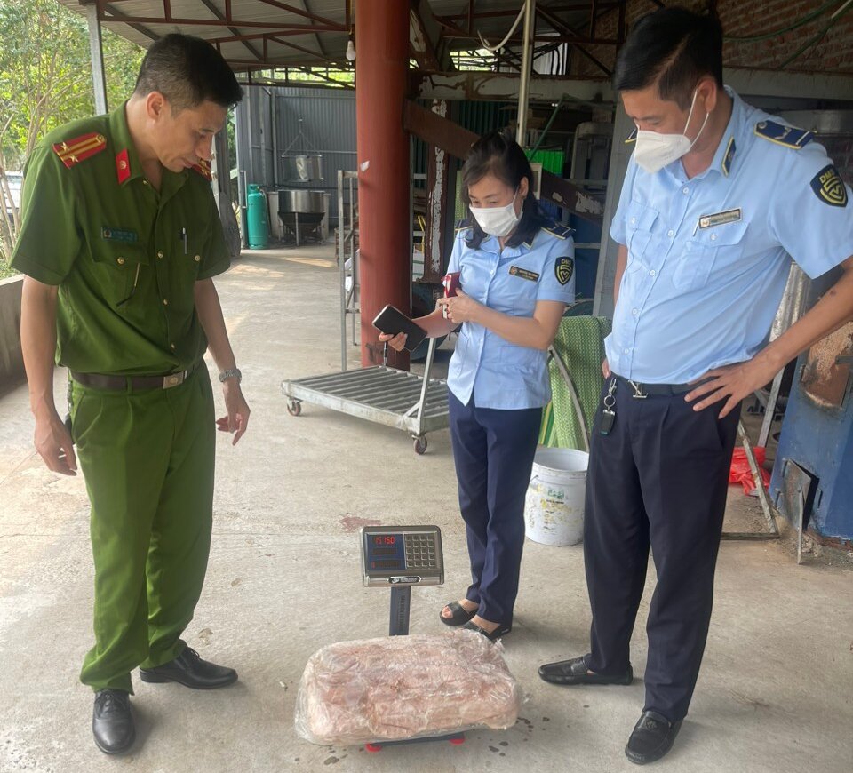 Đội QLTT số 1 phối hợp với cán bộ Đội 4, phòng Cảnh sát điều tra tội phạm về tham nhũng, kinh tế, buôn lậu và môi trường - Công an tỉnh Lào Cai, thực hiện việc khám lô hàng
