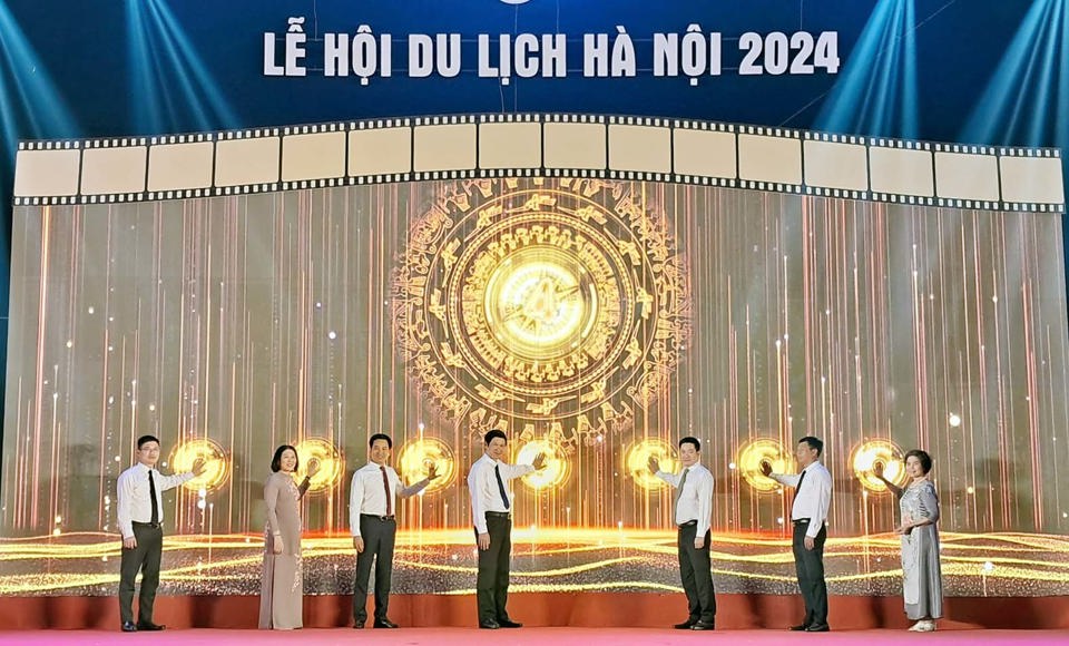Các đại biểu nhấn nút khai mạc Lễ hội Du lịch Hà Nội 2024. Ảnh: Hoài Nam