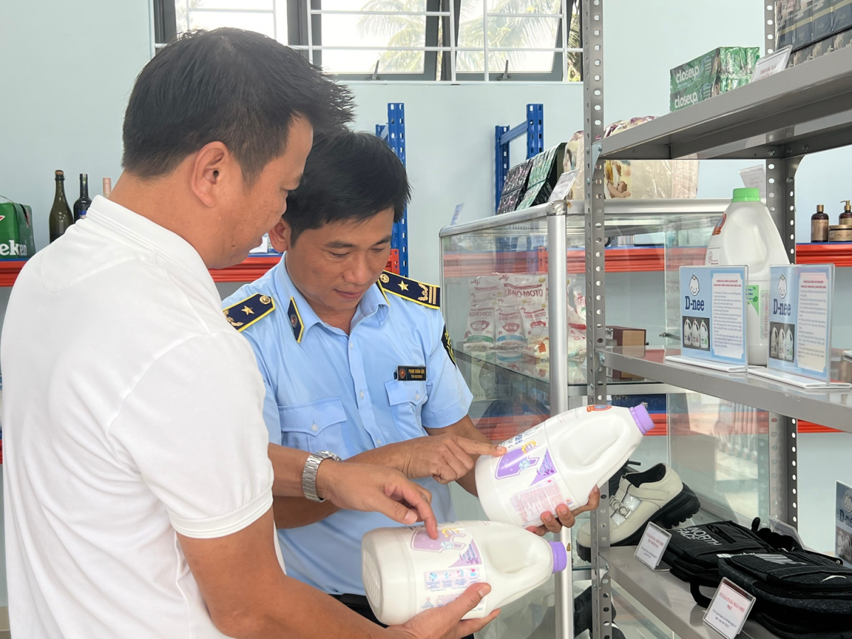 Cán bộ QLTT tỉnh Phú Yên hướng dẫn phân biệt hàng thật - hàng giả cho người dân