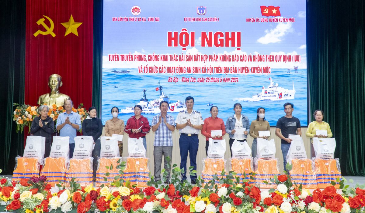 Vùng Cảnh sát biển 3 đồng hành với ngư dân huyện Xuyên Mộc
