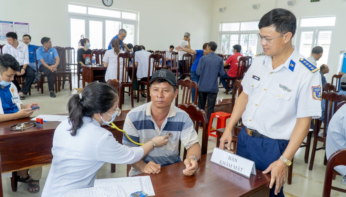 Ngư dân huyện Xuyên Mộc được y, bác sĩ Bệnh viện Hùng Vương (TP.Hồ Chí Minh) thăm, khám sức khỏe.