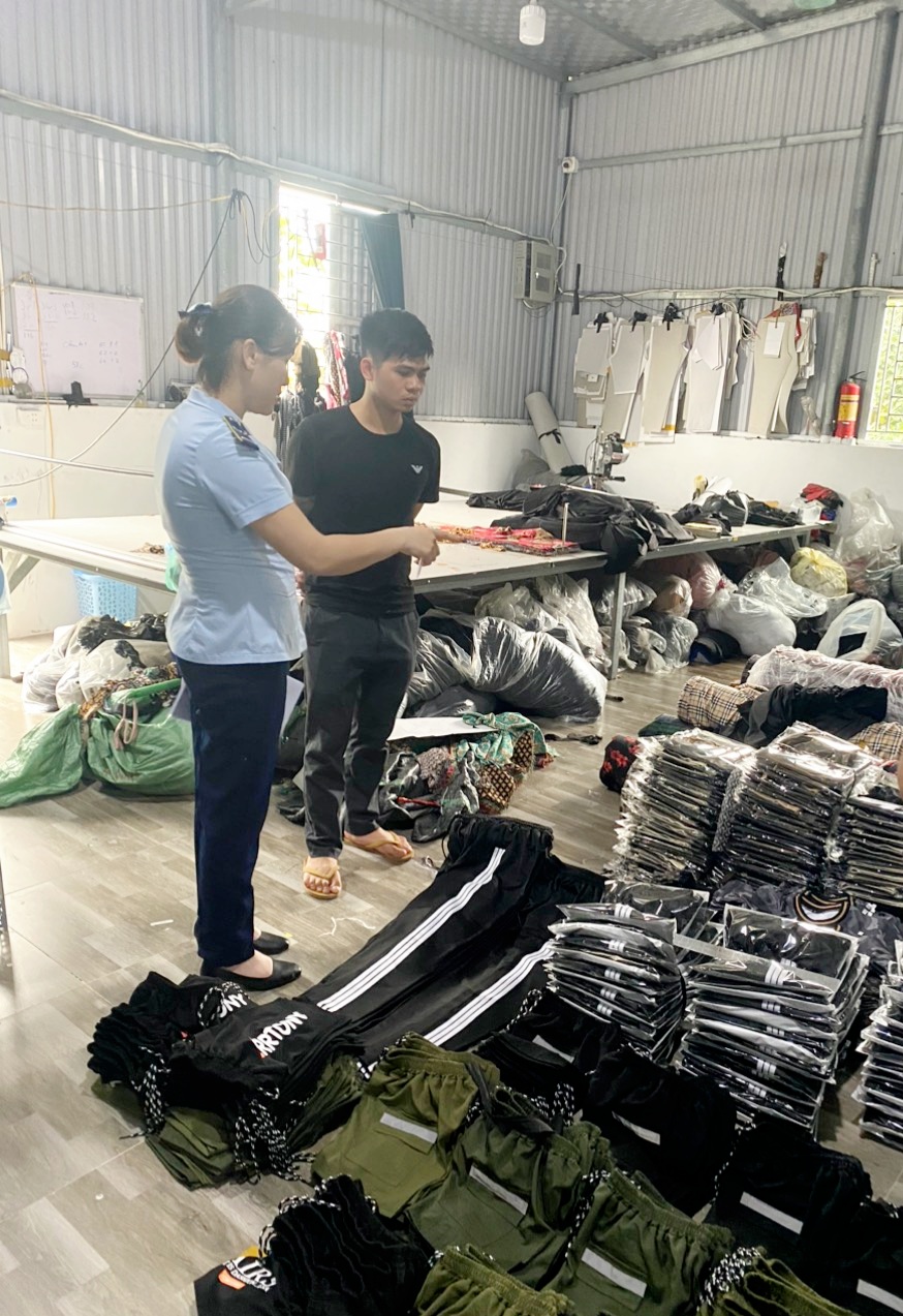 Lực lượng Quản lý thị trường tỉnh Nam Định tiến hành kiểm tra hàng hóa đang kinh doanh tại cơ sở