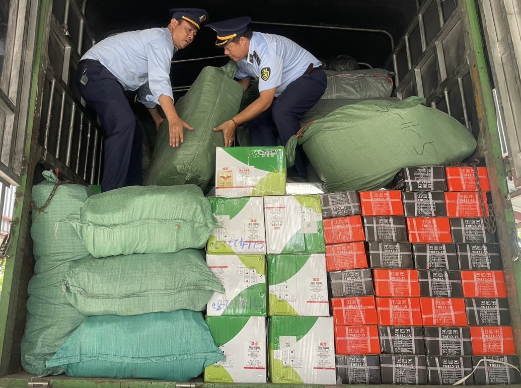 Quảng Trị: Phát hiện, thu giữ gần 500 máy tính bảng không rõ nguồn gốc, xuất xứ
