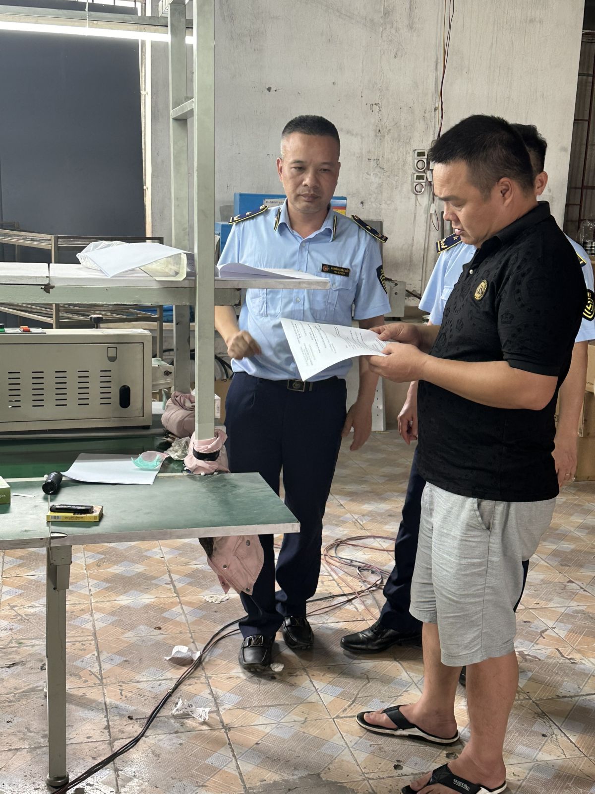 Lực lượng chức năng tinh Hưng Yên kiểm tra kho chứa hàng hóa tại xã Thiện Phiến, huyện Tiên Lữ, tỉnh Hưng Yên