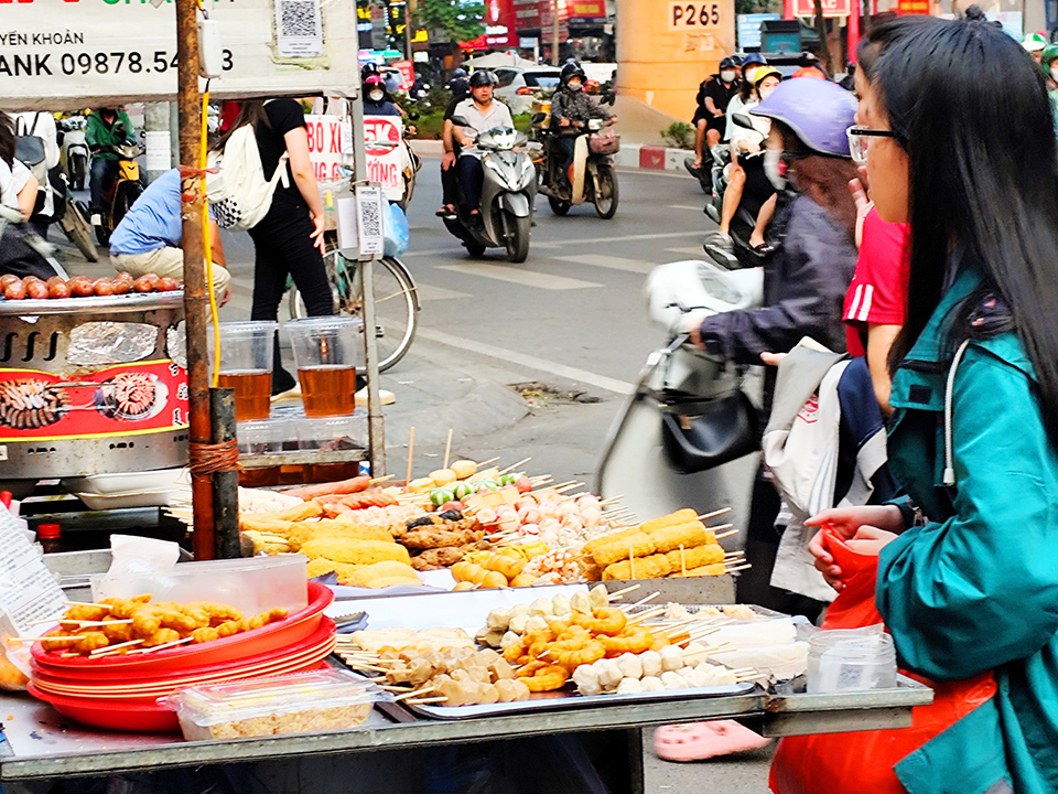 Những quán hàng rong bày bán đủ loại đồ ăn giá rẻ, không rõ nguồn gốc xuất xứ “bủa vây” các cổng trường, bất chấp nguy cơ ngộ độc thực phẩm.