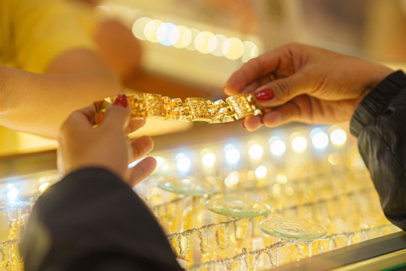 Giá vàng hôm nay 15/2: Bật tăng mạnh, SJC lên 181 triệu đồng/lượng, cao hơn thế giới gần 20 triệu