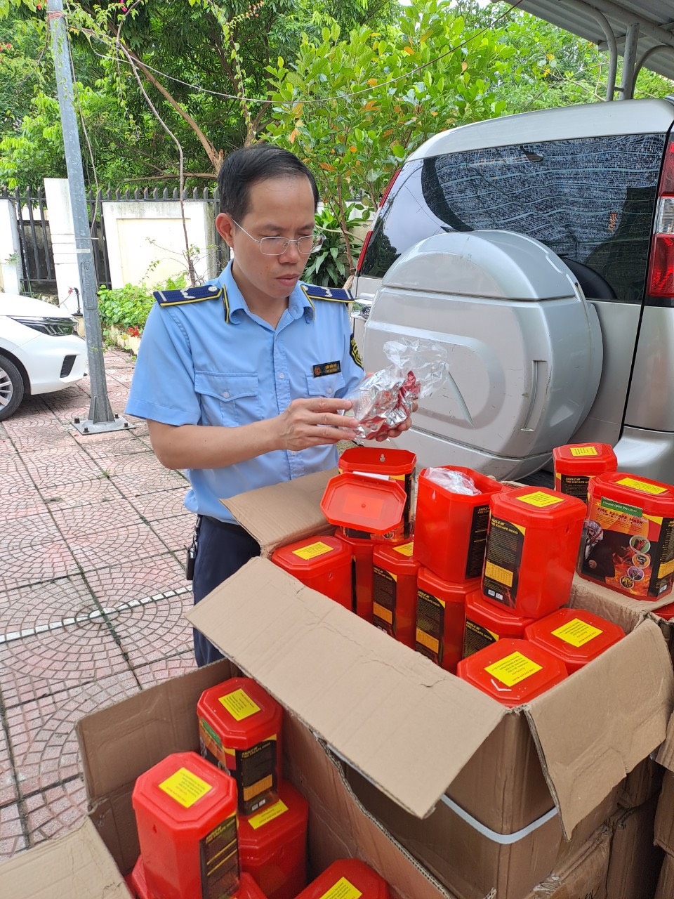 Hà Nội: Tạm giữ 400 mặt nạ chống độc có dấu hiệu nhập lậu