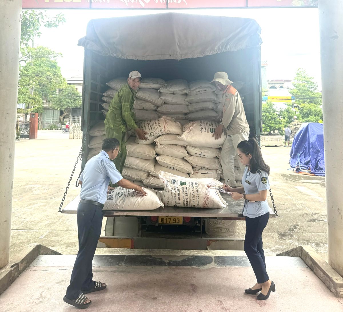 Quảng Bình: Xử phạt chủ phương tiên vận chuyển 4,5 tấn đường Thái Lan nhập lậu