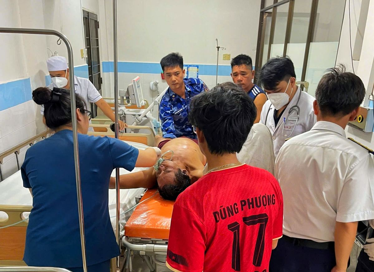 Bộ Tư lệnh Vùng Cảnh sát biển 3 cứu sống ngư dân bị ngạt thở trong hầm cá