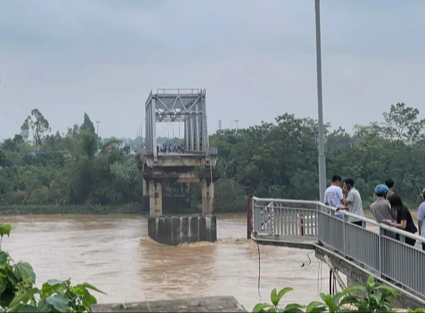 Phú Thọ: Mưa lũ làm sập cầu Phong Châu