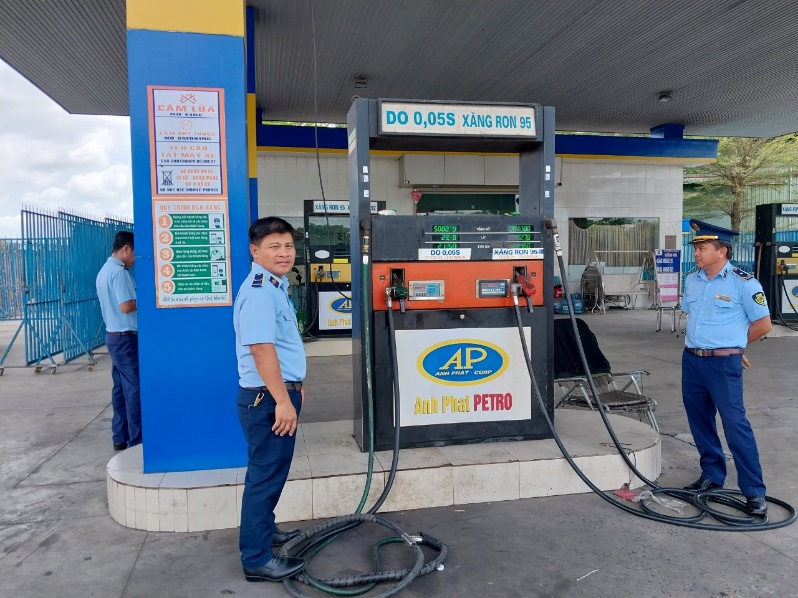 Một cửa hàng kinh doanh xăng dầu bị xử phạt trên 600 triệu đồng