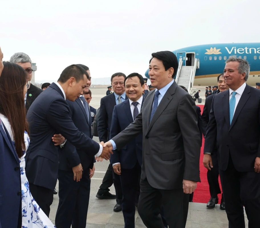 Chủ tịch nước Lương Cường đến Lima, bắt đầu chuyến thăm chính thức Peru và tham dự Tuần lễ Cấp cao APEC