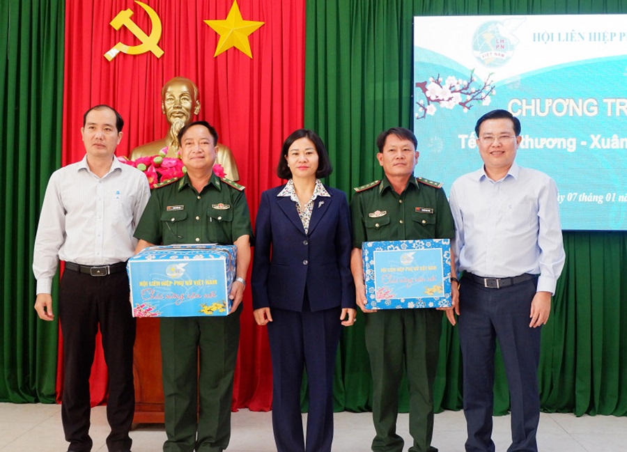 Chủ tịch Hội Liên hiệp Phụ nữ Việt Nam thăm, chúc tết cán bộ, chiến sĩ Đồn Biên phòng CKQT Bình Hiệp