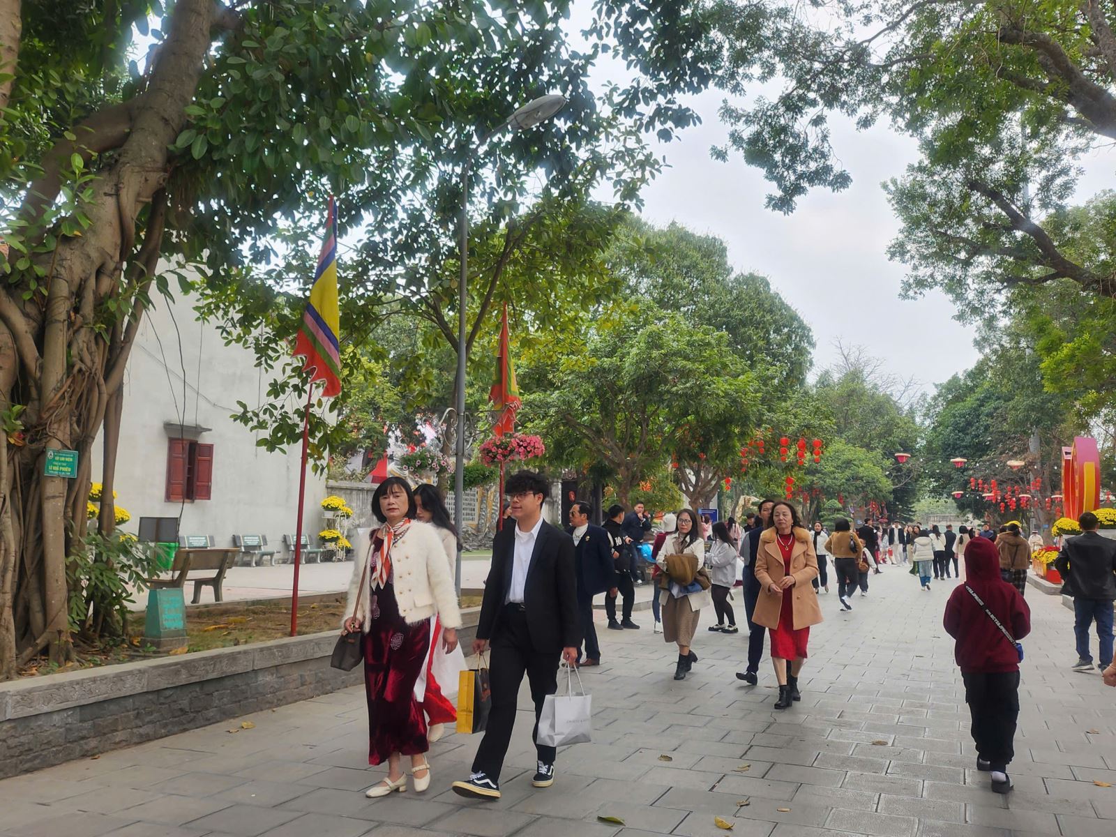 Bắc Ninh: Du khách tấp nập về Đền Đô ngày mùng 1 Tết Ất Tỵ