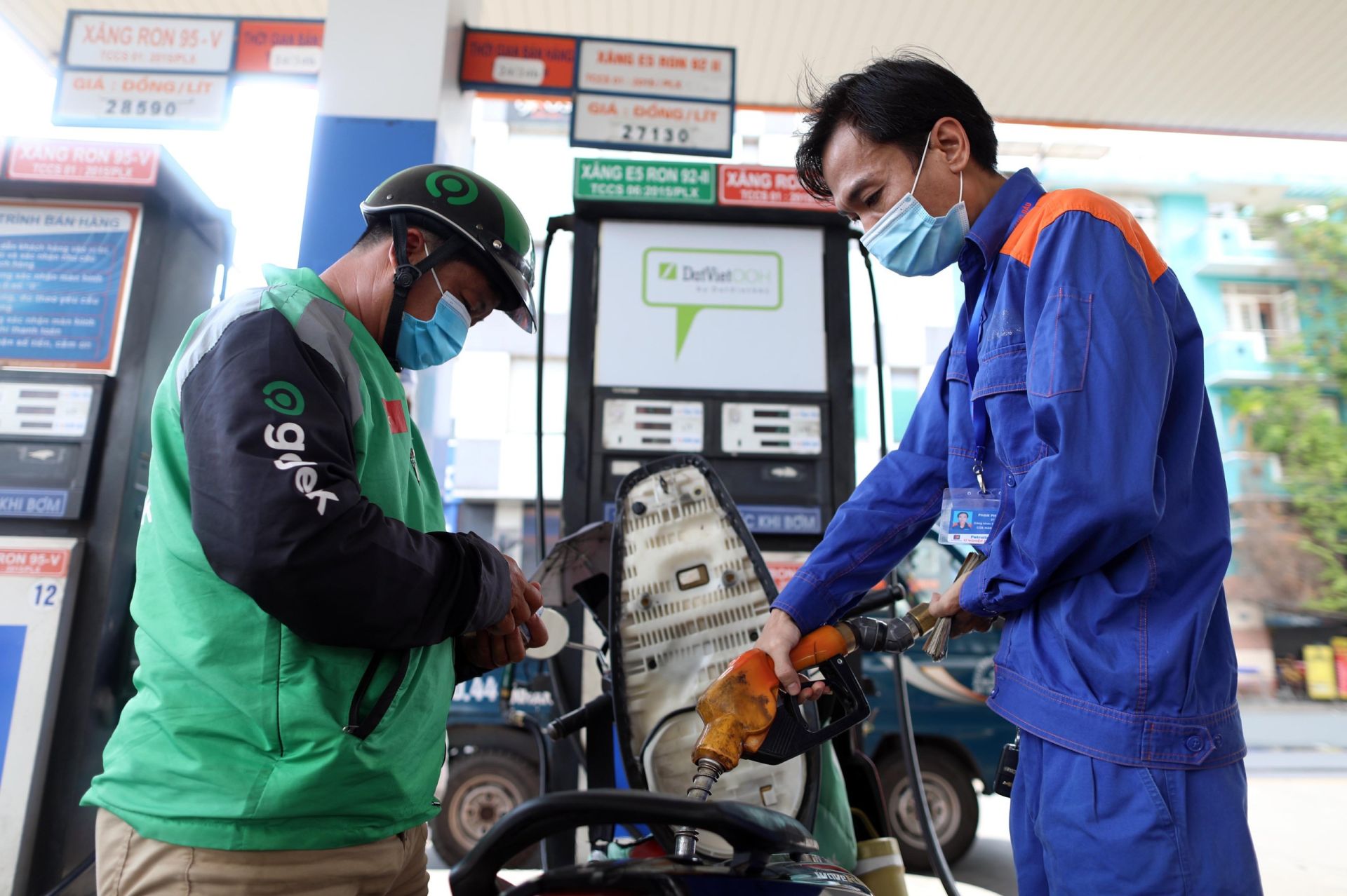 Giá xăng dầu hôm nay 2/5: Diễn biến trái chiều