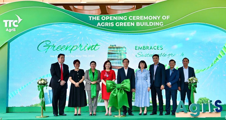 Trung tâm Nghiên cứu và Phát triển của TTC AgriS quy tụ các chuyên gia, nhà khoa học, kỹ sư tài năng để kiến tạo những giải pháp nông nghiệp tiên tiến, tạo ra nhiều sản phẩm có chất lượng cao để nâng cao giá trị gia tăng cho các sản phẩm từ cây mía, dừa - Ảnh: VGP/MT