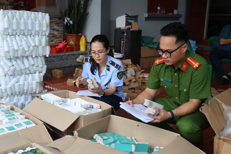 Triệt phá cơ sở sản xuất, buôn bán số lượng lớn mỹ phẩm giả bán trên Shopee, Tiktok
