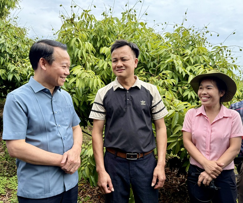 Nông dân trồng vải Bắc Giang chia sẻ những kỳ vọng mới về mở rộng diện tích trồng vải chất lượng cao với Bộ trưởng Đỗ Đức Duy - Ảnh: VGP/Đỗ Hương