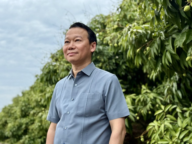 Bộ trưởng Bộ Nông nghiệp Môi trường Đỗ Đức Duy thị sát vườn vải thiều tại Bắc Giang ngày 11/5 - Ảnh: VGP/Đỗ Hương