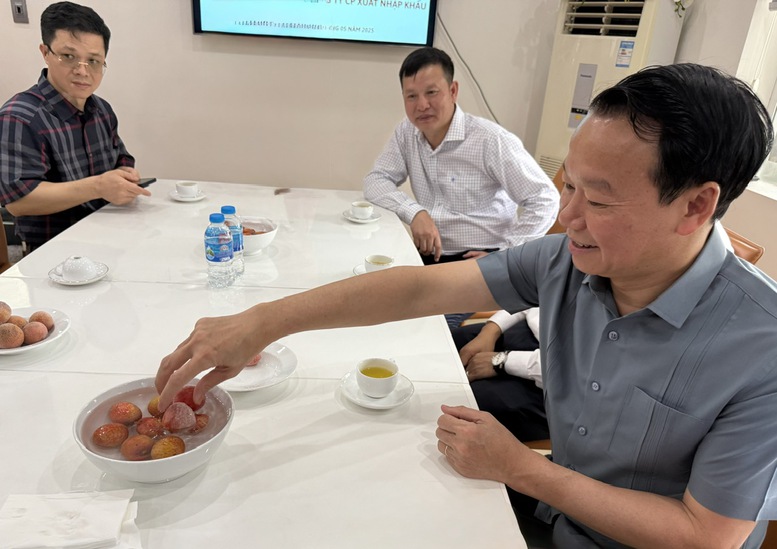 Bộ trưởng Đỗ Đức Duy tham quan một đơn vị xuất khẩu vải sang châu Âu, những quả vải được làm lạnh nhanh và sâu có thời gian bảo quản rất dài. Sau khi rã đông chất lượng quả vài đạt đến 90% so với vải tươi - Ảnh: VGP/Đỗ Hương