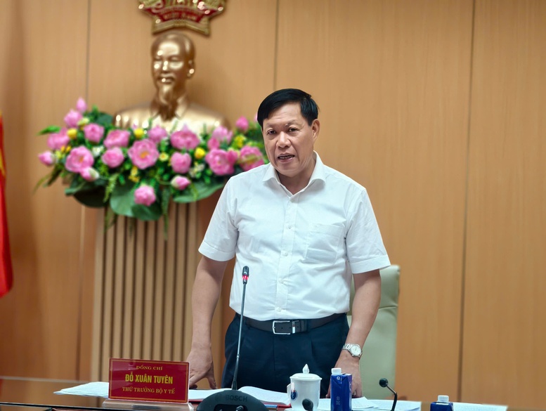 Thứ trưởng Bộ Y tế Đỗ Xuân Tuyên tổng hợp 8 vấn đề nổi cộm từ các địa phương, bộ ngành trong công tác đấu tranh phòng chống hàng giả - Ảnh: VGP/TH Thứ trưởng Bộ Y tế Đỗ Xuân Tuyên tổng hợp 8 vấn đề nổi cộm từ các địa phương, bộ ngành trong công tác đấu tranh phòng chống hàng giả - Ảnh: VGP/TH