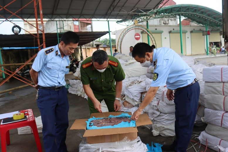 Thủ tướng Chính phủ chỉ đạo mở đợt cao điểm đấu tranh ngăn chặn, đẩy lùi tình trạng buôn lậu, gian lận thương mại, hàng giả, xâm phạm quyền sở hữu trí tuệ