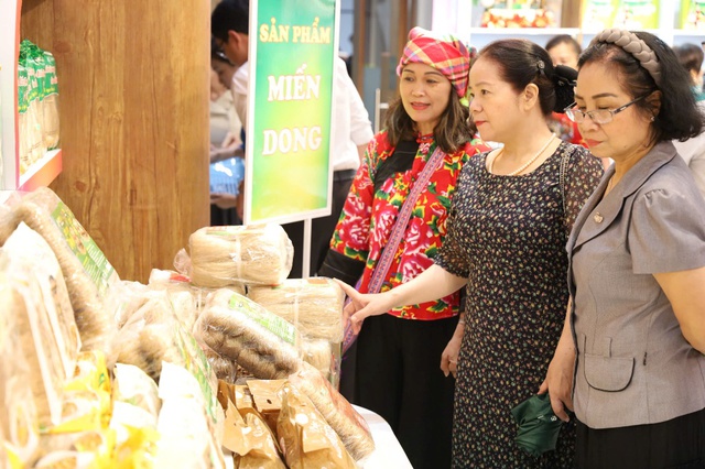 Các nông sản của tỉnh Cao Bằng được giới thiệu tại TPHCM. Ảnh: VGP/Lê Anh