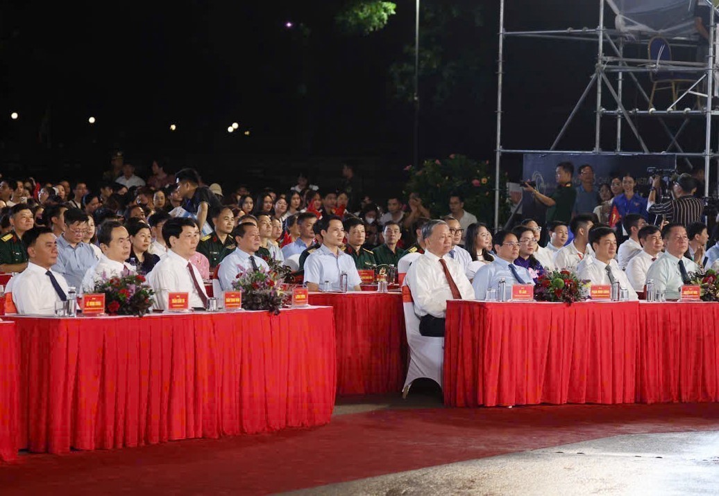Lãnh đạo Đảng, Nhà nước dự chương trình nghệ thuật đặc biệt 'Người là Hồ Chí Minh'