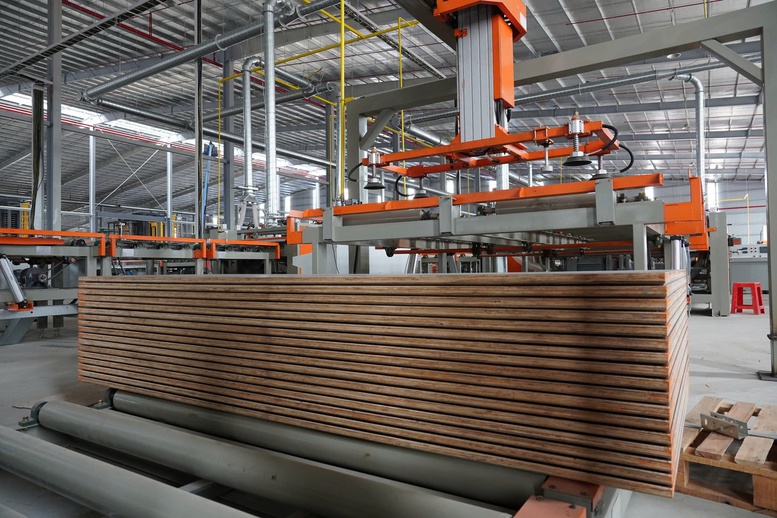 Với ưu thế sử dụng công nghệ ép nóng, lực ép lên đến 2.800 tấn có nhiều tầng ép và áp lực lớn nhất hiện nay, ván sàn Hòa Phát có đặc tính khác biệt cao hơn so với ván sàn thông thường, khả năng chịu lực vượt trội Với ưu thế sử dụng công nghệ ép nóng, lực ép lên đến 2.800 tấn có nhiều tầng ép và áp lực lớn nhất hiện nay, ván sàn Hòa Phát có đặc tính khác biệt cao hơn so với ván sàn thông thường, khả năng chịu lực vượt trội