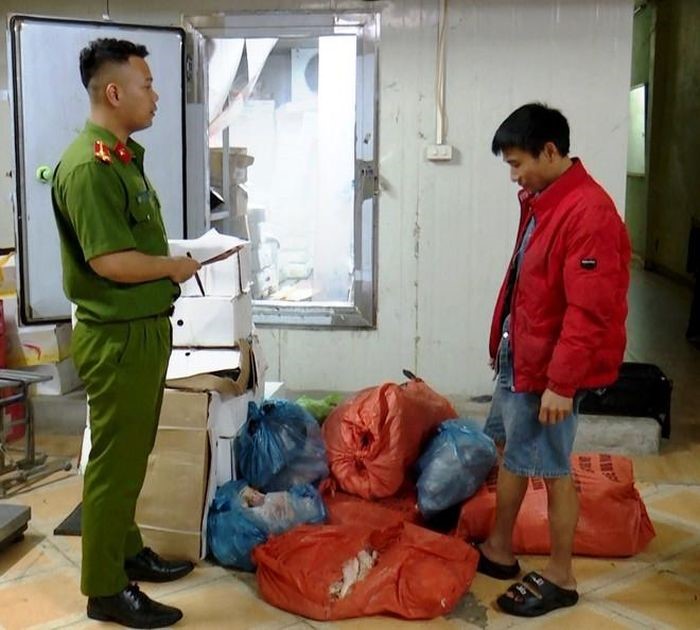 Đột kích kho lạnh chứa gần 6,5 tấn thực phẩm không có hóa đơn, nguồn gốc tại Ninh Bình