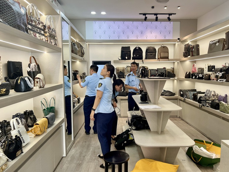 Nhiều cửa hàng thời trang kinh doanh hàng giả tại các tuyến phố du lịch ở Đà Nẵng