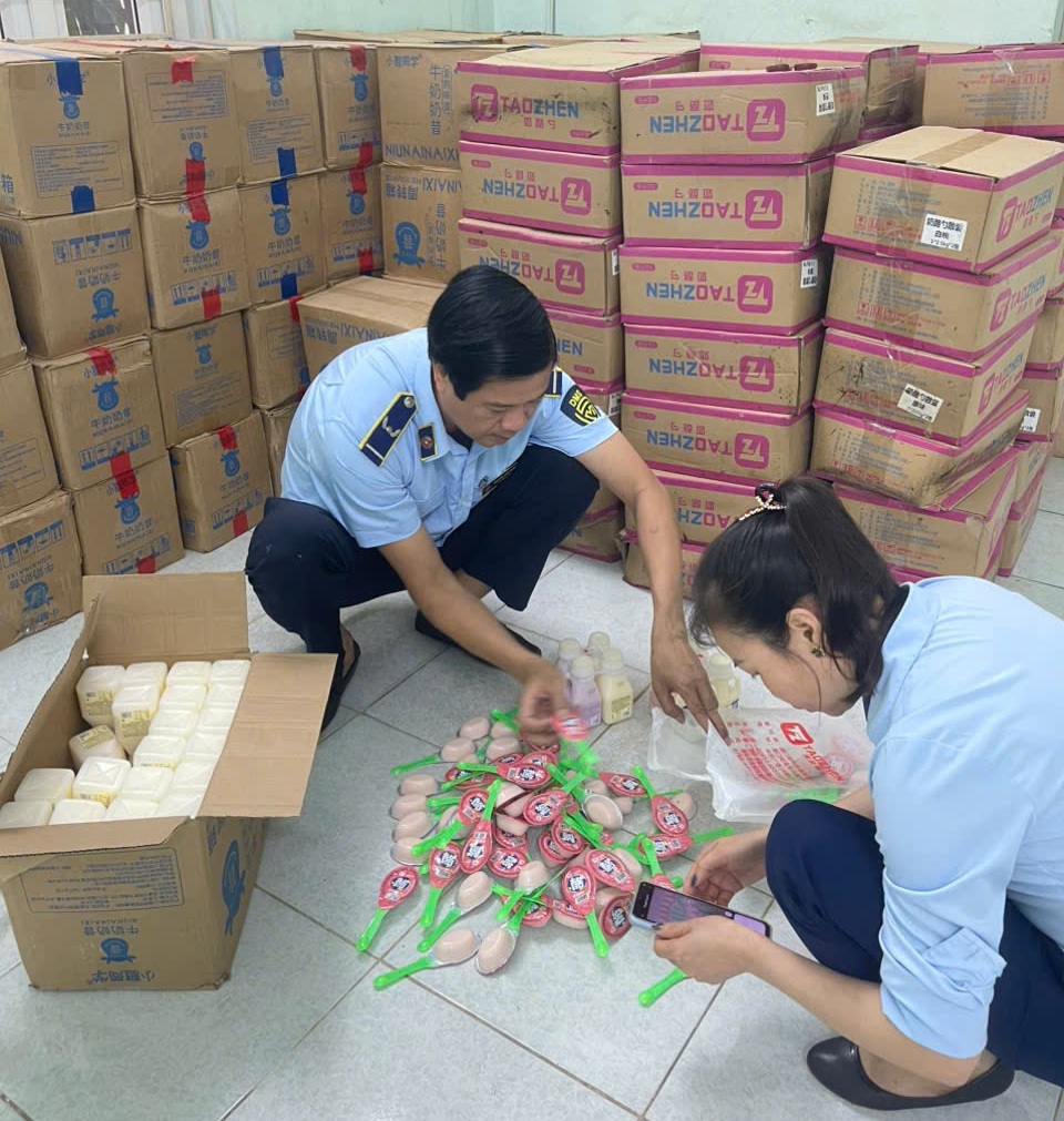 Tạm giữ lượng lớn thực phẩm không rõ nguồn gốc xuất xứ