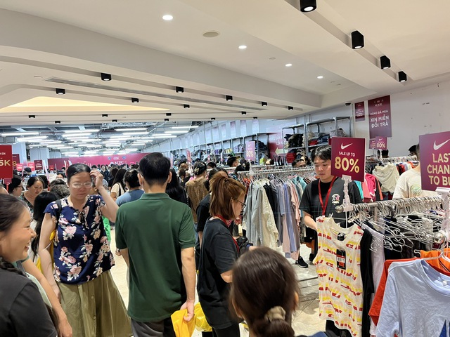 Chương trình khuyến mại tập trung - Mùa mua sắm “Shopping Season” hướng đến mục tiêu xây dựng TPHCM trở thành trung tâm mua sắm hiện đại, hấp dẫn. Ảnh: VGP/Lê Anh Chương trình khuyến mại tập trung - Mùa mua sắm “Shopping Season” hướng đến mục tiêu xây dựng TPHCM trở thành trung tâm mua sắm hiện đại, hấp dẫn. Ảnh: VGP/Lê Anh