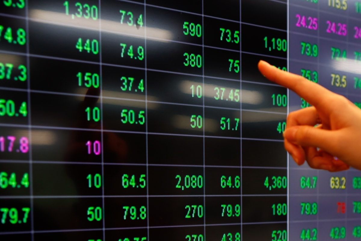 VN-Index hôm nay: Nhà đầu tư xem xét cổ phiếu nhóm ngân hàng, đầu tư công và bán lẻ