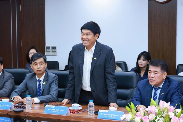 Trả lời báo Điện tử Chính phủ, Chủ tịch HĐQT Tập đoàn Hòa Phát Trần Đình Long cho biết: Dự kiến, dây chuyền sẽ hoàn thành trong 20 tháng, cho ra sản phẩm đầu tiên vào quý I/2027 - Ảnh: VGP/PT Trả lời báo Điện tử Chính phủ, Chủ tịch HĐQT Tập đoàn Hòa Phát Trần Đình Long cho biết: Dự kiến, dây chuyền sẽ hoàn thành trong 20 tháng, cho ra sản phẩm đầu tiên vào quý I/2027 - Ảnh: VGP/PT
