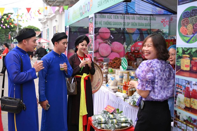 KH tham gia các hoạt động văn hóa nghệ thuật và giao lưu cùng các liền anh liền chị quan họ trong chương trình - Ảnh: VGP/MT