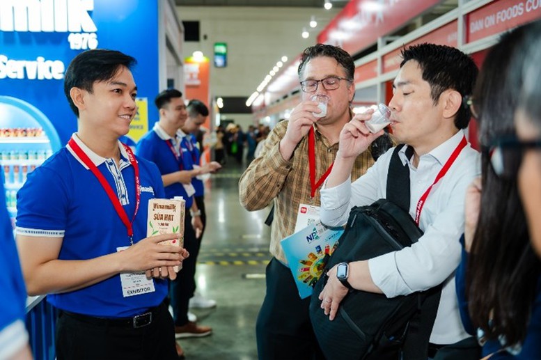 Nhiều khách hàng tìm hiểu về các sản phẩm đổi mới của Vinamilk với bước đột phá về dinh dưỡng, công nghệ và hương vị. Nhiều khách hàng tìm hiểu về các sản phẩm đổi mới của Vinamilk với bước đột phá về dinh dưỡng, công nghệ và hương vị.