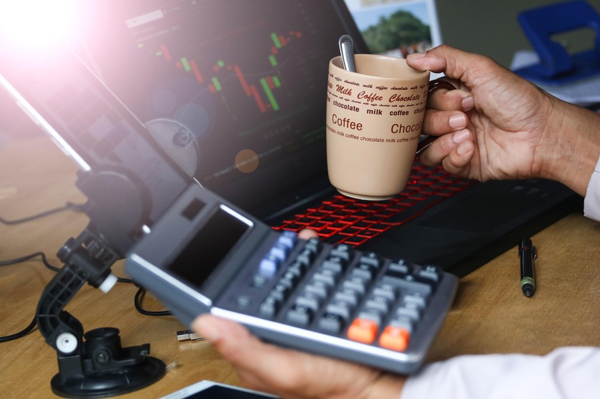 VN-Index hôm nay: Nhà đầu tư có tỷ trọng cổ phiếu cao nên cân nhắc chốt lời một phần
