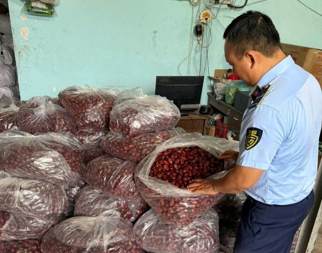 TPHCM: Thu giữ nhiều bánh kẹo, nước giải khát, thực phẩm chức năng… không rõ nguồn gốc