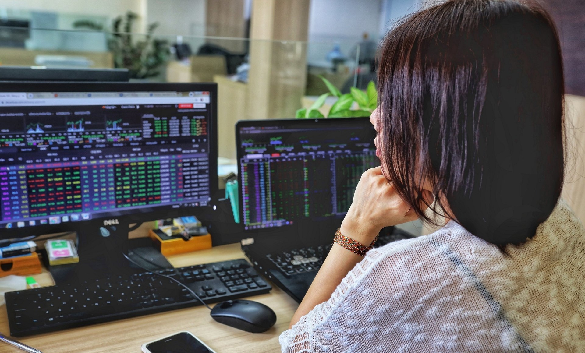 VN-Index hôm nay: Nhà đầu tư lưu ý áp lực chốt lời cổ phiếu ngắn hạn