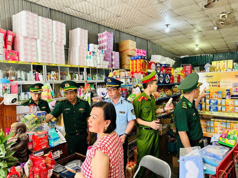 Các lực lượng liên ngành tích cực kiểm tra và tuyên truyền đến các hộ tiểu thương - Ảnh: VGP/MT Các lực lượng liên ngành tích cực kiểm tra và tuyên truyền đến các hộ tiểu thương - Ảnh: VGP/MT