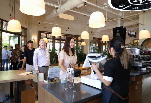 Không gian Trung Nguyên E-Coffee tại Carrollton, Texas, Mỹ thu hút đông đảo người yêu cà phê quốc tế đến trải nghiệm cà phê và văn hóa cà phê Việt Nam trong ngày khai trương. Không gian Trung Nguyên E-Coffee tại Carrollton, Texas, Mỹ thu hút đông đảo người yêu cà phê quốc tế đến trải nghiệm cà phê và văn hóa cà phê Việt Nam trong ngày khai trương.