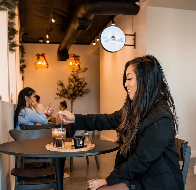 Khách hàng quốc tế ấn tượng với hương vị mạnh mẽ của ly cà phê năng lượng tuyệt hảo cùng những trải nghiệm đặc biệt về văn hóa cà phê Việt Nam trong không gian Trung Nguyên E-Coffee tại Mỹ Khách hàng quốc tế ấn tượng với hương vị mạnh mẽ của ly cà phê năng lượng tuyệt hảo cùng những trải nghiệm đặc biệt về văn hóa cà phê Việt Nam trong không gian Trung Nguyên E-Coffee tại Mỹ