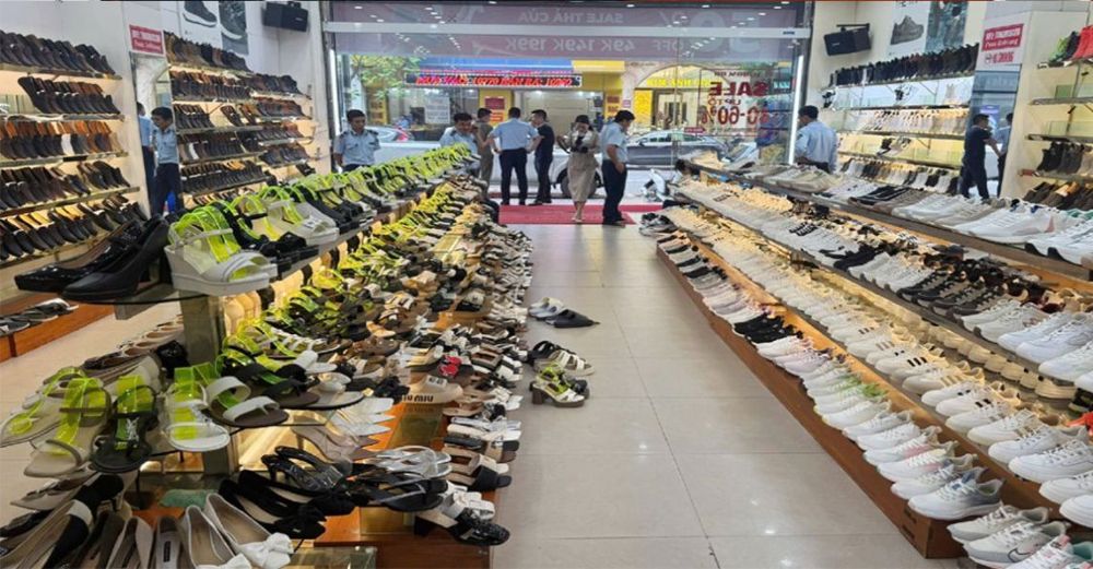 Thanh Hóa: Bắt giam đối tượng cầm đầu đường dây buôn lậu giày dép, túi xách
